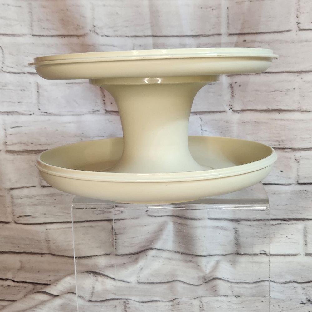 Tupperware "Serve it all" 3-piece pedestal set # 1532-3 in Almond.